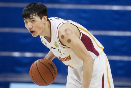 易建联是什么运动员？从CBA传奇到中国篮球的脊梁